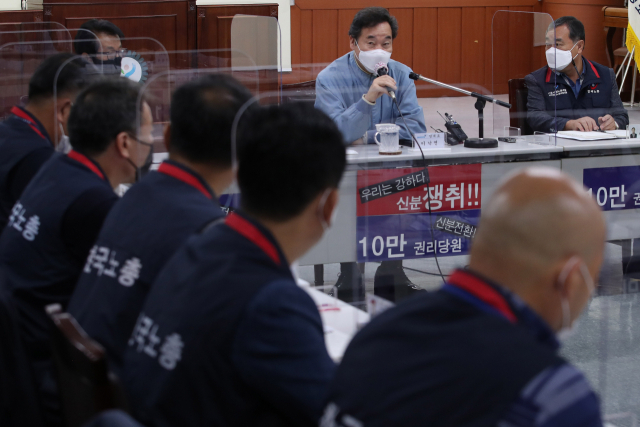 더불어민주당 이낙연 대표가 29일 오전 서울 성동구 서울시청노동조합 대회의실에서 열린 공무관(환경미화원) 간담회에 참석, 발언하고 있다. 연합뉴스