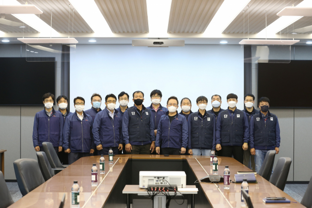㈜SK실트론 노사 관계자들이 행복 경영을 위해 노사가 뭉치기로 약속하고 기념촬영을 하고 있다. SK실트론 제공