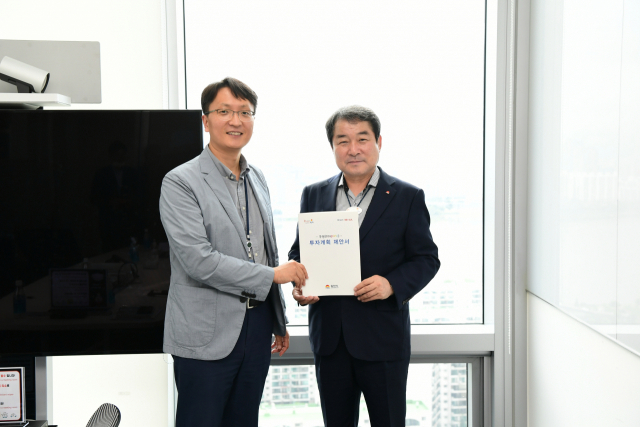김충섭 김천시장(오른쪽)이 쿠팡 서울 본사를 방문해 박대준대표에게 투자제안서를 전달하고 있다. 김천시 제공