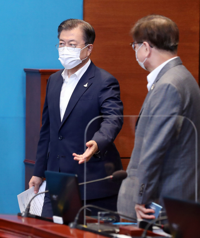 문재인 대통령이 28일 청와대에서 열린 수석·보좌관 회의에 참석하고 있다. 오른쪽은 서훈 국가안보실장. 연합뉴스