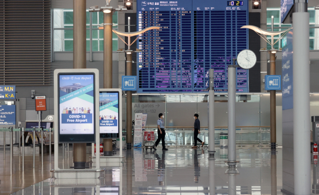 추석 연휴를 앞둔 29일 오전 인천국제공항 1터미널 출국장이 썰렁한 모습을 보인다. 연합뉴스