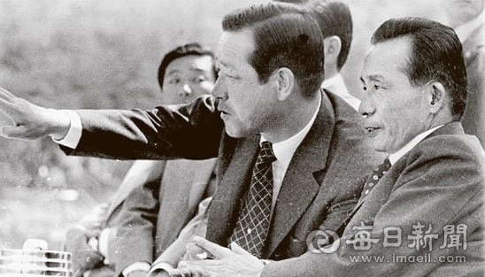 1971년 김종필 공화당 총재(왼쪽 중앙)와 박정희 대통령. 매일신문DB