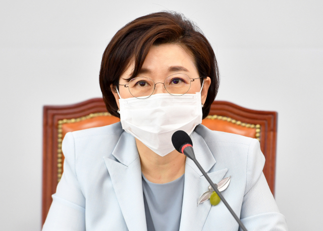 미래통합당 김정재 성폭력대책특위원장이 20일 국회에서 열린 성폭력대책특별위원회 제1차 회의에서 인사말하고 있다. 연합뉴스