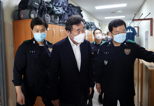 더불어민주당 이낙연 대표가 추석연휴인 2일 오전 서울지방경찰청 기동본부 5기동단51중대 생활관을 둘러 보고 있다. 연합뉴스