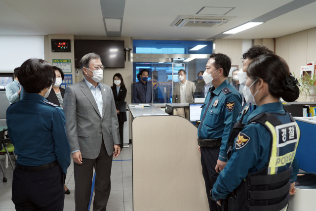 문재인 대통령과 김정숙 여사가 2일 오후 청와대 인근 청운파출소를 방문, 경찰관들을 격려하고 있다. 연합뉴스