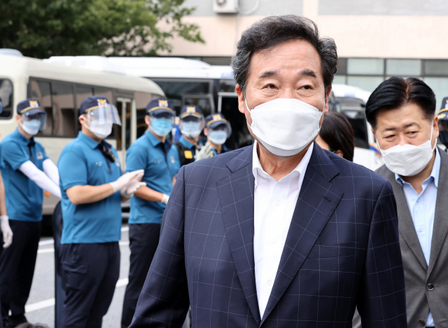 더불어민주당 이낙연 대표가 추석연휴인 2일 오전 서울지방경찰청 기동본부를 방문, 훈련중인 경찰에게 격려 발언 후 현장을 나서고 있다. 연합뉴스