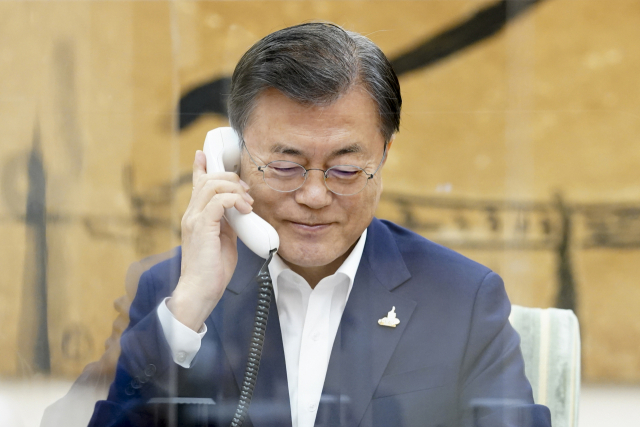 문재인 대통령이 1일 청와대에서 앙겔라 메르켈 독일 총리와 전화 통화하고 있다. 연합뉴스