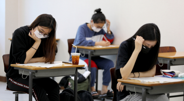 이달 초 대구 수성구 만촌동 지성아카데미학원에서 고3 수험생들이 추석 연휴도 반납한 채 모의고사 문제를 풀며 시험 공부를 하고 있다. 매일신문 DB