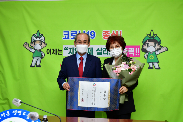 이승율 청도군수(왼쪽)가 박미란 개방형직위 보건소장에게 임용장을 전달하고 있다. 청도군 제공