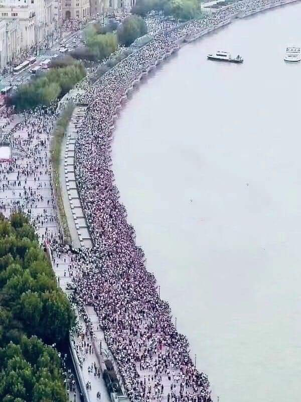 중국 국경절 연휴를 맞아 중국내 주요 관광지는 인산인해를 이뤘다. 동방명주탑이 마주 보이는 상하이 와이탄 지역 황포강변에도 수십만명의 인파가 몰렸다. 사진제공-곽갑열 대구시 상하이사무소 수석대표