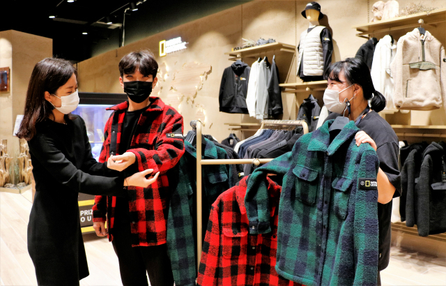 대구신세계백화점 6층에 새롭게 문을 연 내셔널 지오그래픽 매장에서는 오는 11일까지 10%의 브랜드데이 할인 행사를 연다. 