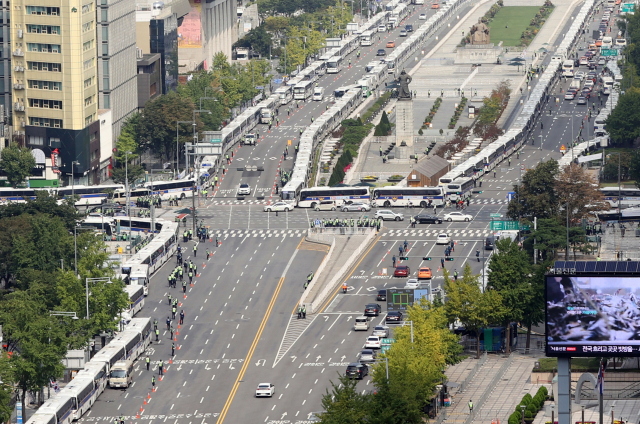 개천절인 지난 3일 오전 서울 광화문 도로에 돌발적인 집회·시위 등을 차단하기 위한 경찰 버스가 줄지어 서 있다. 연합뉴스