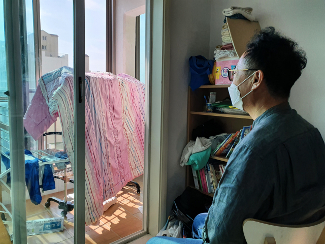 신혁수(가명·55) 씨는 이른 아침부터 일거리를 찾아 동네를 샅샅이 돌아다녔지만 빈손으로 다시 집으로 돌아와야했다. 자녀들을 학교에 보내고 혁수 씨는 집 거실에 멍하니 앉아 밖을 바라보고 있다. 배주현 기자