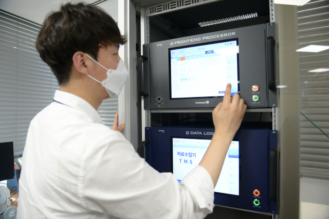 포스코ICT 엔지니어가 굴뚝원격감시(TMS) 솔루션의 테스트를 진행하고 있다. 포스코ICT 제공.