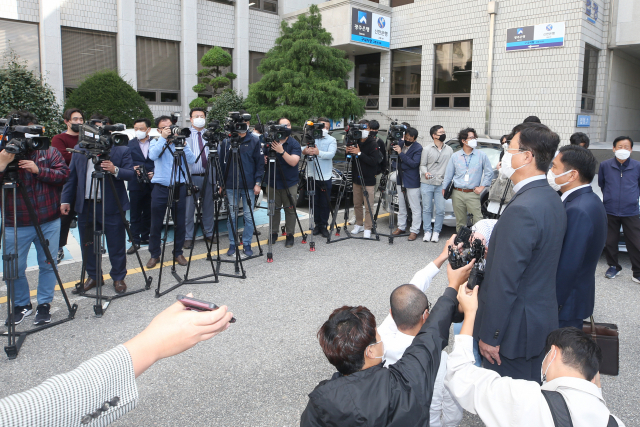전두환 전 대통령의 사자 명예훼손 결심 공판이 열린 5일 광주 동구 광주지법 앞에서 취재진이 고소인 측인 조영대 신부를 인터뷰하고 있다. 연합뉴스