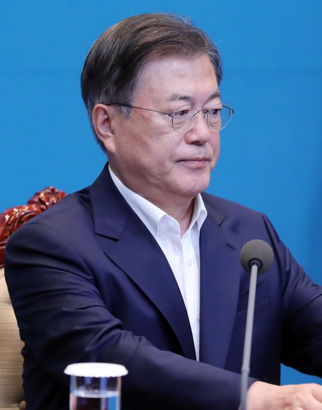 문재인 대통령이 5일 청와대에서 수석·보좌관 회의를 주재하고 있다. 연합뉴스