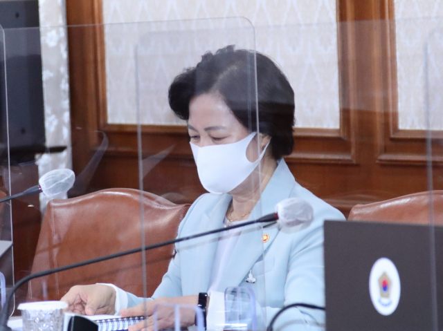 추미애 법무부 장관이 29일 정부서울청사에서 열린 서울-세종 영상국무회의에서 자료를 보고 있다. 연합뉴스