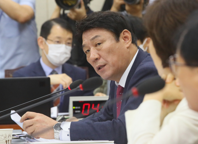 강대식 국민의힘 의원이 28일 국회 국방위원회 전체회의에서 질의하고 있다. 연합뉴스