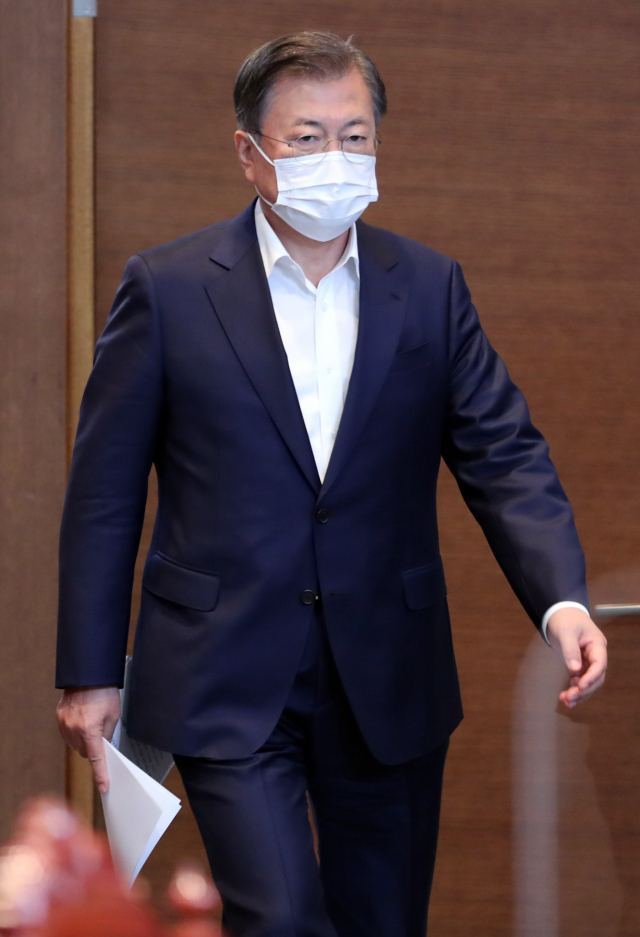 문재인 대통령이 5일 청와대에서 열린 수석·보좌관 회의에 참석하고 있다. 연합뉴스