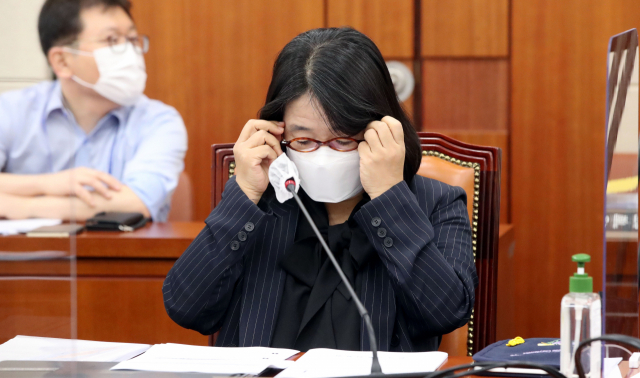 더불어민주당 윤미향 의원이 22일 오전 국회에서 열린 환경노동위원회 전체회의에서 안경을 고쳐쓰고 있다. 연합뉴스