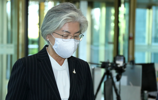 강경화 외교부 장관이 5일 오후 외부 일정을 마친 뒤 서울 종로구 도렴동 외교부 청사에 들어서고 있다. 연합뉴스