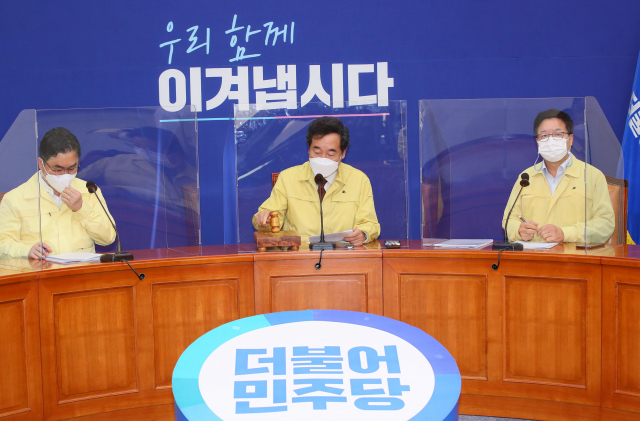 더불어민주당 이낙연 대표가 5일 국회에서 열린 최고위원회의에서 속개를 선언하고 있다. 왼쪽부터 김종민 최고위원, 이낙연, 염태영 최고위원. 연합뉴스