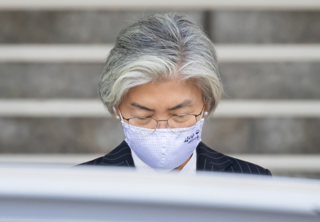 강경화 외교부 장관이 5일 오후 서울 외교부 청사를 나서고 있다. 연합뉴스