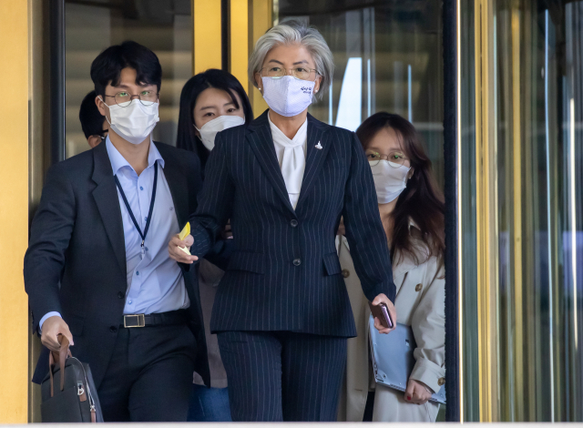 강경화 외교부 장관이 5일 오후 서울 외교부 청사를 나서고 있다. 연합뉴스
