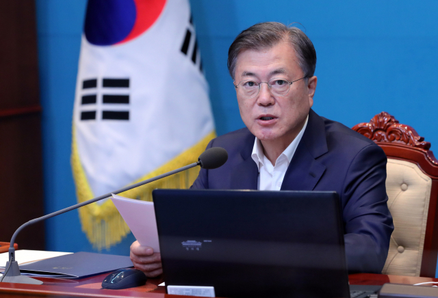 문재인 대통령이 5일 청와대에서 수석·보좌관 회의를 주재하고 있다. 연합뉴스