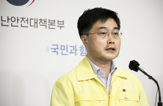 윤태호 중앙사고수습본부 방역총괄반장이 18일 세종시 정부세종청사에서 코로나19 중앙재난안전대책본부 정례 브리핑을 하고 있다. [보건복지부 제공. 재판매 및 DB 금지] 연합뉴스