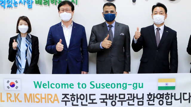 주한인도 국방무관 라케쉬 쿠마르 미쉬라(R. K. MISHRA) 대령이 수성구청을 방문해 구청 관계자들과 기념촬영하고 있다.