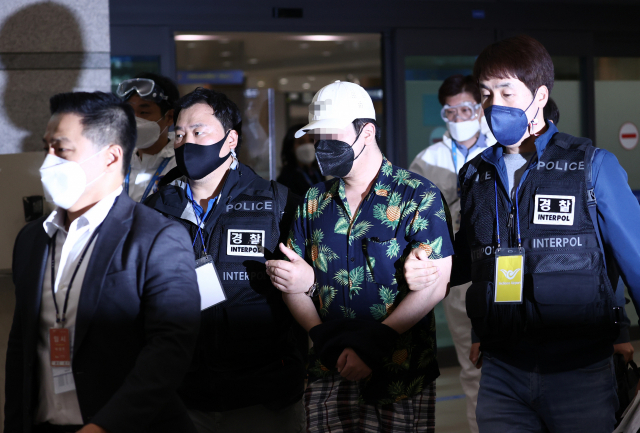 베트남에서 붙잡힌 디지털 교도소 1기 운영자 A씨가 6일 오전 인천국제공항을 통해 강제 송환되고 있다. A씨는 올해 3월부터 디지털 교도소 사이트와 인스타그램 계정 등을 개설·운영하며 디지털 성범죄, 살인, 아동학대 등 사건 피의자의 신상정보와 법원 선고 결과 등을 무단 게시한 혐의를 받고 있다. 연합뉴스