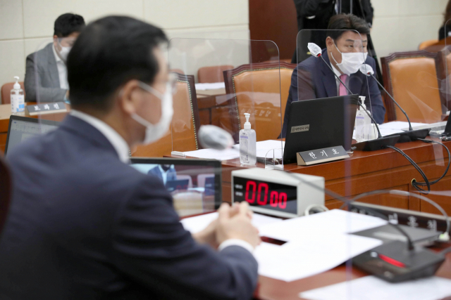 6일 국회 국방위원회에서 열린 전체회의에 간사직 사퇴 의사를 밝힌 국민의힘 한기호 의원의 자리가 비어있다. 연합뉴스