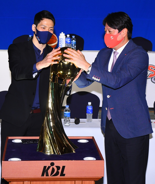 6일 송파구 올림픽파크텔에서 열린 프로농구 개막 미디어데이에서 SK 문경은 감독과 김선형 선수가 우승트로피를 만지고 있다. 프로농구 2020-2021시즌은 9일 잠실학생체육관에서 서울 SK-울산 현대모비스의 경기로 시작한다. 연합뉴스