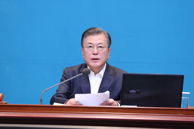 문재인 대통령이 6일 오전 청와대에서 국무회의를 주재하고 있다. 연합뉴스
