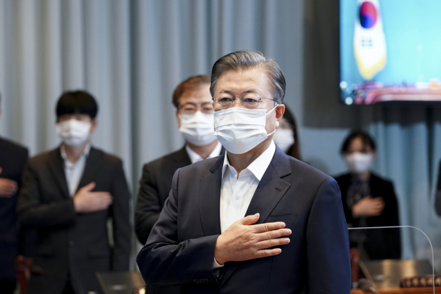 문재인 대통령이 6일 오전 청와대에서 열린 국무회의에서 국기에 경례하고 있다. 연합뉴스
