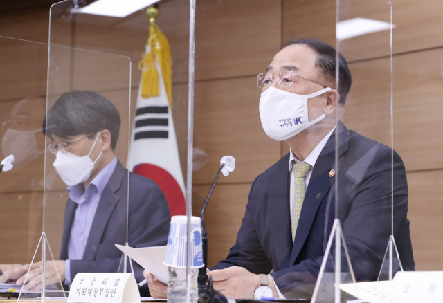 홍남기 경제부총리 겸 기획재정부 장관(오른쪽)이 5일 오후 세종시 정부세종청사에서 재정의 지속가능성 유지를 위한 한국형 재정준칙 도입 추진 방안과 관련해 브리핑하고 있다. 연합뉴스
