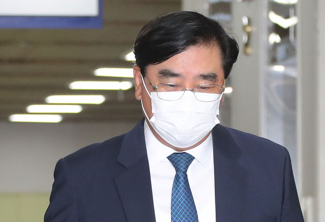 천안함 좌초설을 주장한 혐의로 기소된 신상철 전 민군합동조사단 위원이 6일 오후 서초구 서울고등법원에서 열린 항소심 선고공판에 출석하고 있다. 연합뉴스
