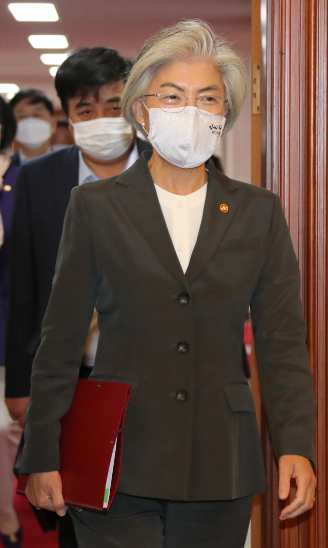 강경화 외교부 장관이 6일 정부서울청사에서 열린 영상국무회의에 참석하고 있다. 연합뉴스