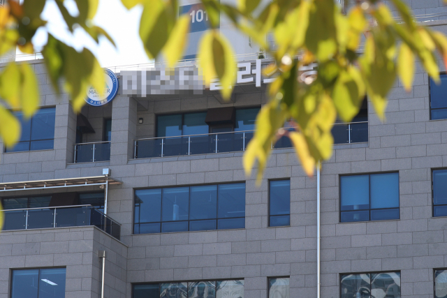 지난 6일 경기도 의정부시 한 병원에서 환자와 종사자 등 14명이 신종 코로나바이러스 감염증(코로나19) 확진 판정을 받아 방역당국이 역학조사 중이다. 사진은 6일 병원의 모습. 연합뉴스