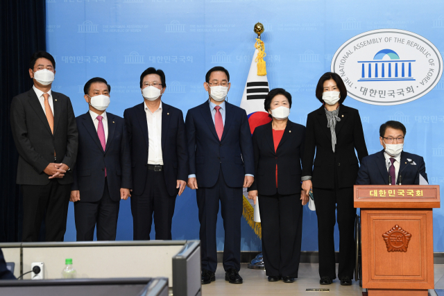 주호영 원내대표를 비롯한 국민의힘 소속 국회 보건복지위원회 의원들이 7일 오전 서울 여의도 국회 소통관에서 추미애 법무부 장관 아들의 수술과 관련한 증인 출석을 요구하는 성명서를 발표하고 있다. 연합뉴스