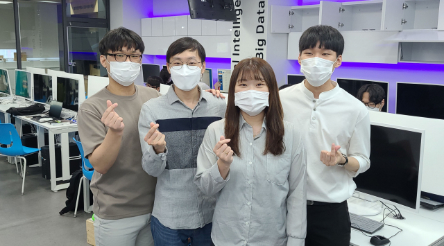 일본 NHN재팬으로부터 이달 3일 합격 통보를 받은 영진전문대 컴퓨터정보계열 이상곤(왼쪽부터), 조영범, 박초원, 박현진 학생이 계열 실습실에서 하트 모양을 그리며 기념촬영을 하고 있다. 영진전문대 제공