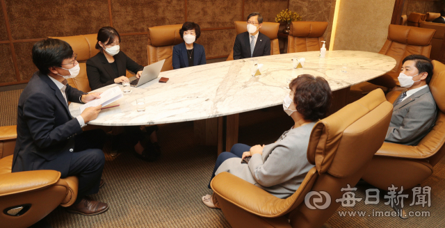 제11회 서상돈 상을 수상한 대구시의사회, 경북도의사회, 대구시간호사회, 경북도간호사회 등 4개 단체 회장들이 7일 호텔인터불고 대구에서 매일신문과 인터뷰를 하고 있다. 성일권 기자 sungig@imaeil.com