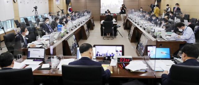 7일 오후 세종시 정부세종청사에서 국회 기획재정위원회의 기획재정부에 대한 국정감사가 진행되고 있다. 연합뉴스