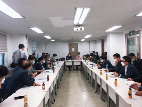 지난 6일 서울에서 열린 영주댐협의체 소위원회 회의에 지역민들이 참석, 댐 방류 결정에 항의하고 있다.영주댐수호추진위원회 제공
