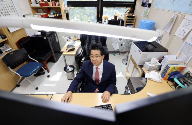 노벨화학상 유력 수상자로 거론되고 있는 현택환 서울대 석좌교수(기초과학연구원 나노입자연구단장)가 7일 오후 관악구 서울대학교 연구실에서 업무를 보고 있다. 연합뉴스