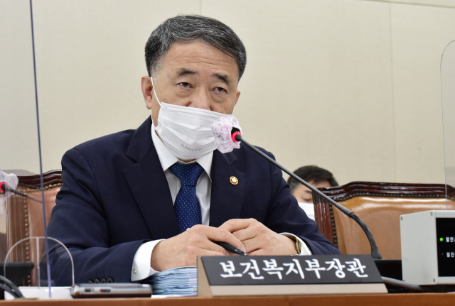 박능후 보건복지부 장관이 7일 국회 보건복지위원회에서 열린 보건복지부, 질병관리청 국정감사에서 답변하고 있다. 연합뉴스