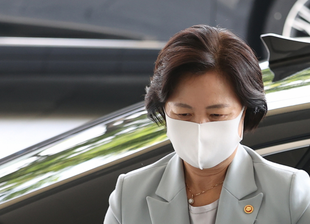 추미애 법무부 장관이 지난 29일 오전 정부서울청사에서 열린 국무회의에 참석하기 위해 도착해 이동하고 있다. 연합뉴스