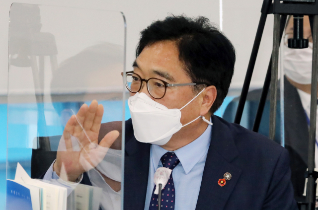 더불어민주당 소속 우원식 위원이 7일 오후 세종시 정부세종청사에서 열린 국회 기획재정위원회의 기획재정부에 대한 국정감사에서 홍남기 부총리에게 질의하고 있다. 연합뉴스