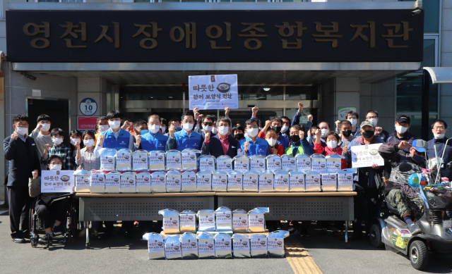 DGB대구은행 영천영업부 직원들이 영천시장애인종합복지관에서 지역 장애인들의 결식예방을 위한 